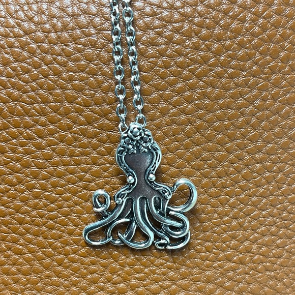 Necklace,Octopus charm; color Silver. 18” , 2” extender. Charm 1”x 1.15”. NIP. - Picture 7 of 7